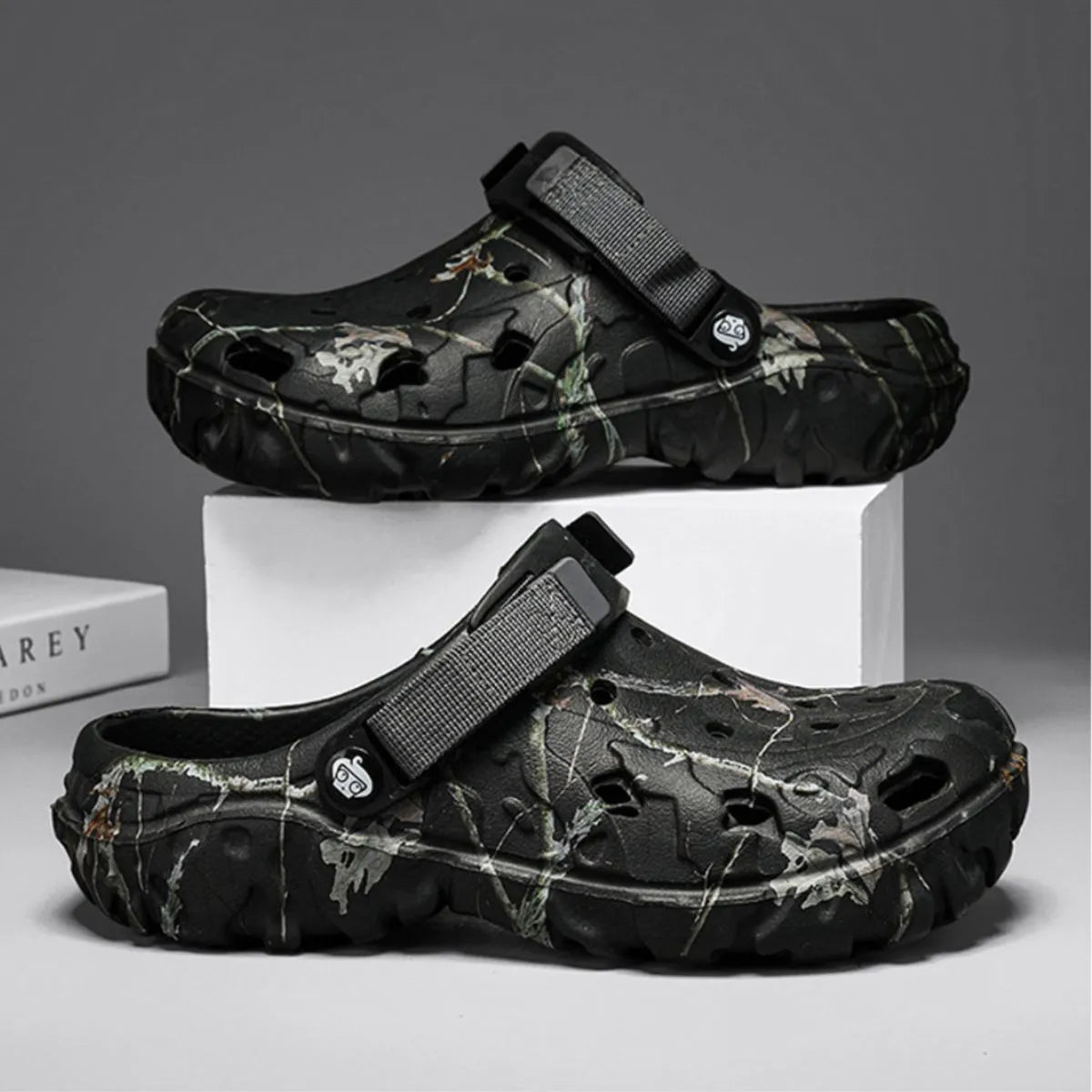 Men's Printed Round Toe Sandals - Tigbul's Variety Fashion Shop