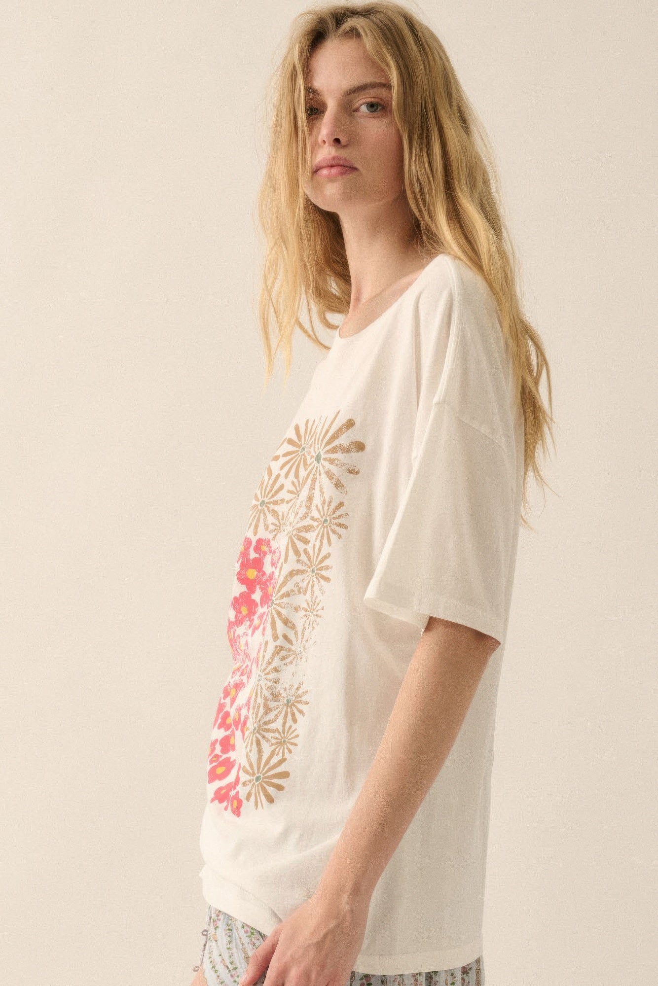 Duo flowers vintage-wash oversized graphic tee - Tigbul's Variety Fashion Shop