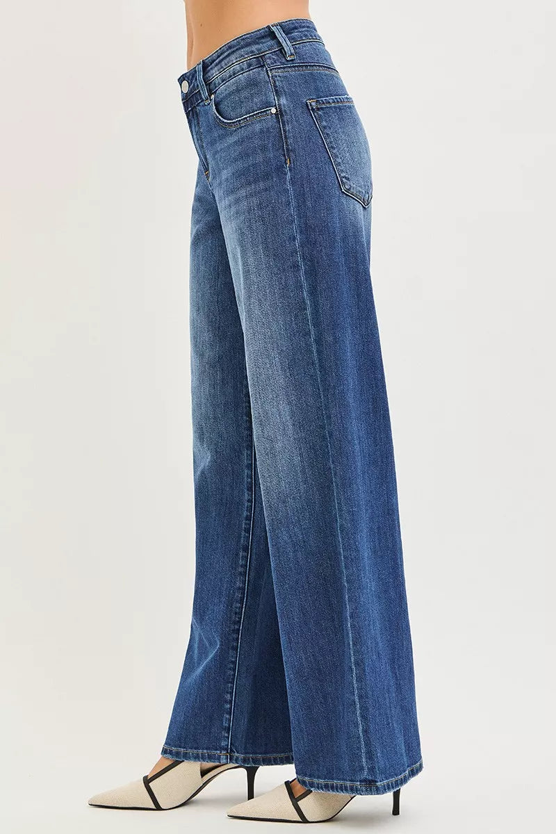 Baggy Jeans, Seitenansicht, Gesäßtaschen-Detail, langer gerader Beinverlauf