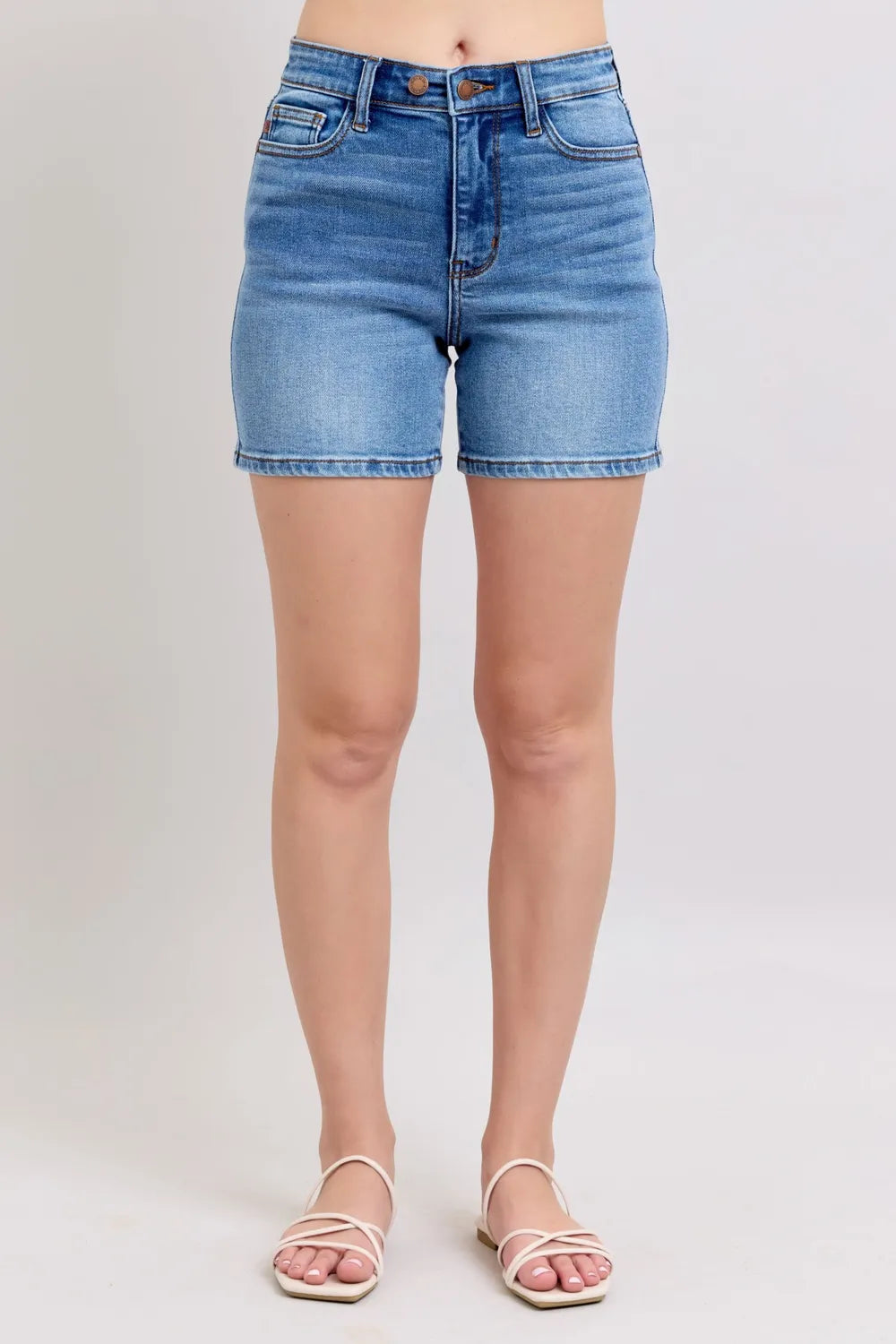 Medium-wash denim shorts with 2-button front, front pockets, short straight fit