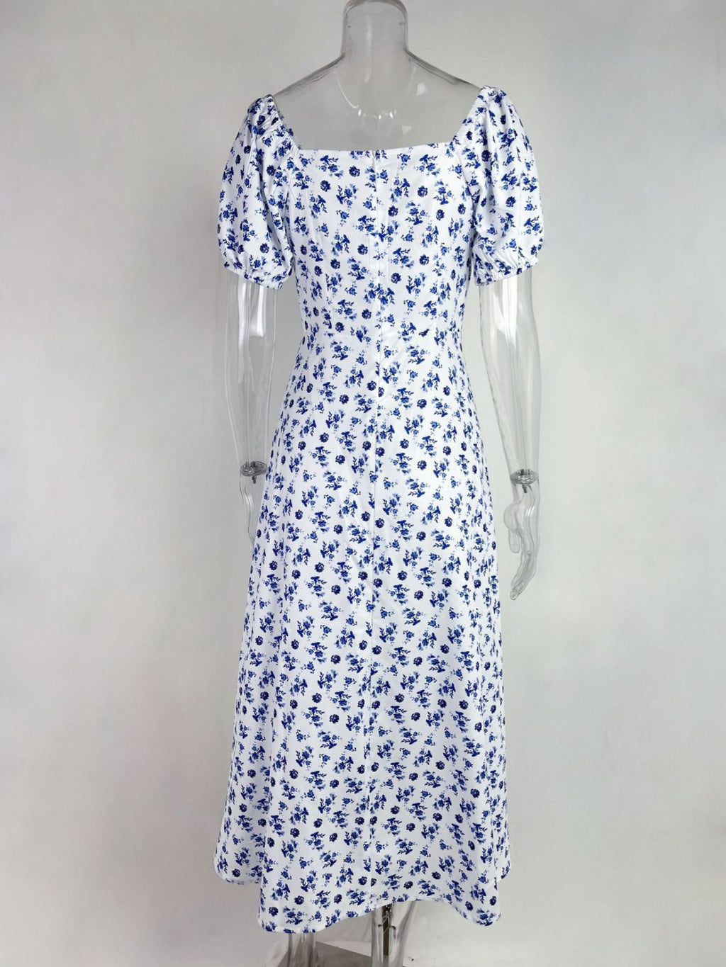 Hellblaues Blumenkleid mit gerafftem Quadrat-Ausschnitt, Puffärmeln und Rock mit Schlitz