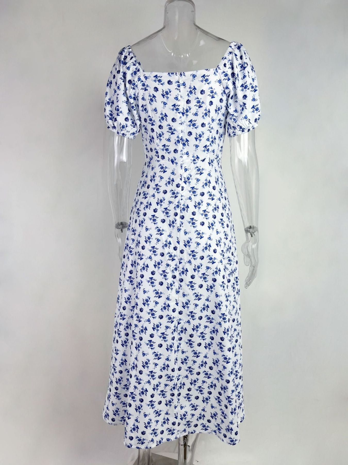 Hellblaues Blumenkleid mit gerafftem Quadrat-Ausschnitt, Puffärmeln und Rock mit Schlitz