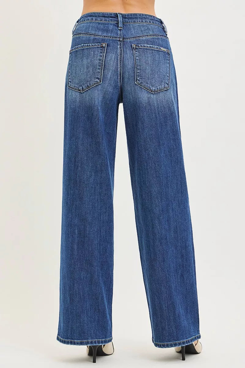 Baggy Jeans Rückansicht, zwei Gesäßtaschen, durchgehende Naht, weites Bein