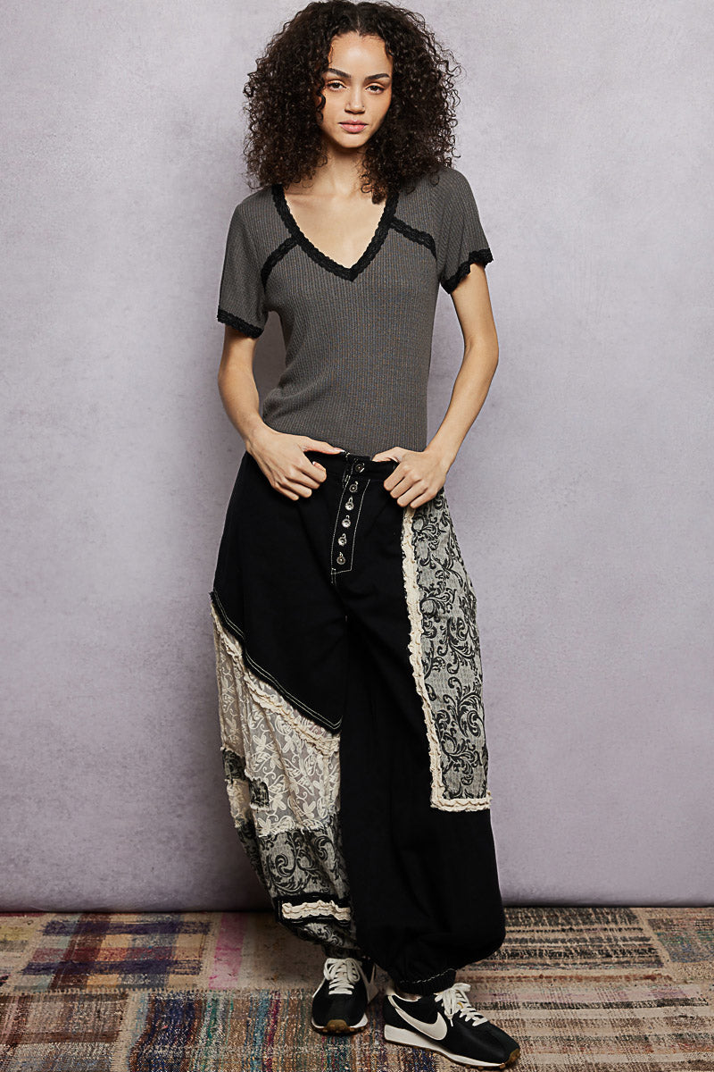 Kurzarm-T-Shirt in CHARCOAL mit V-Ausschnitt und schwarzer Spitzenkante