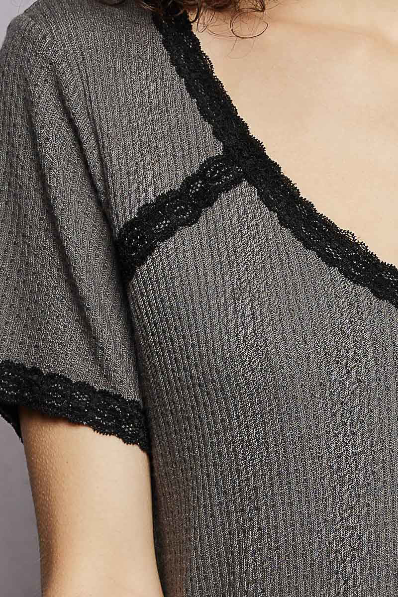 Nahaufnahme: CHARCOAL T-Shirt mit schwarzer Spitzenborte am V-Ausschnitt
