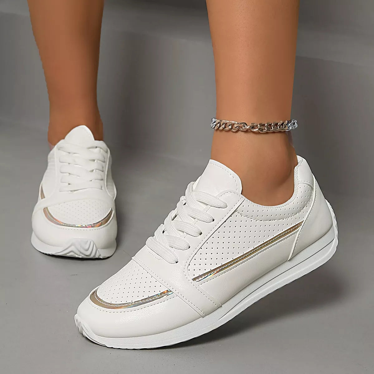 Weiße Schnürsneaker vorne mit Rundspitze, Schnürung und grün-blauem Seitenstreifen