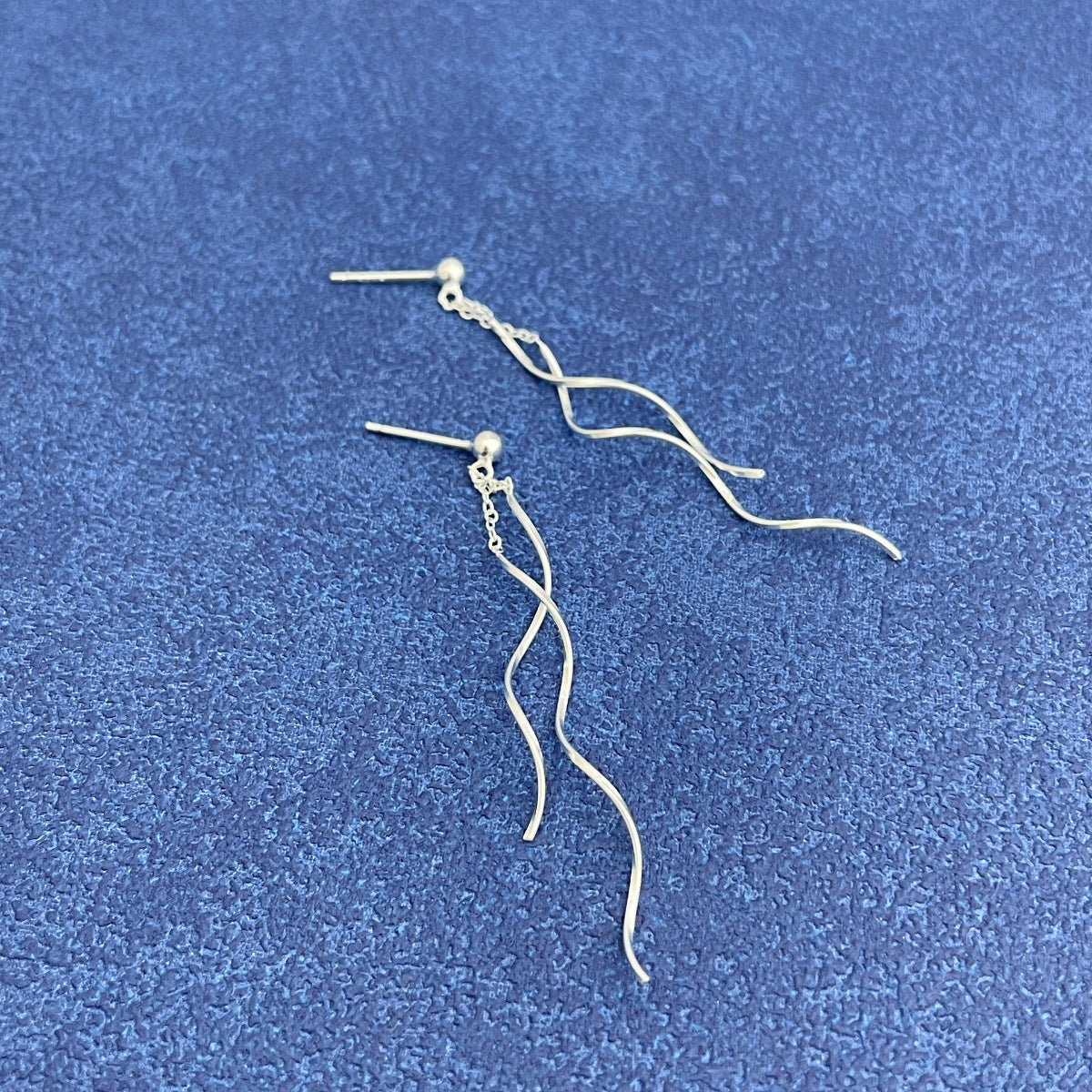 925 Sterling Silber Wellen-Drop-Ohrringe, seitliche Draht-Wellenform und kleine Ösen