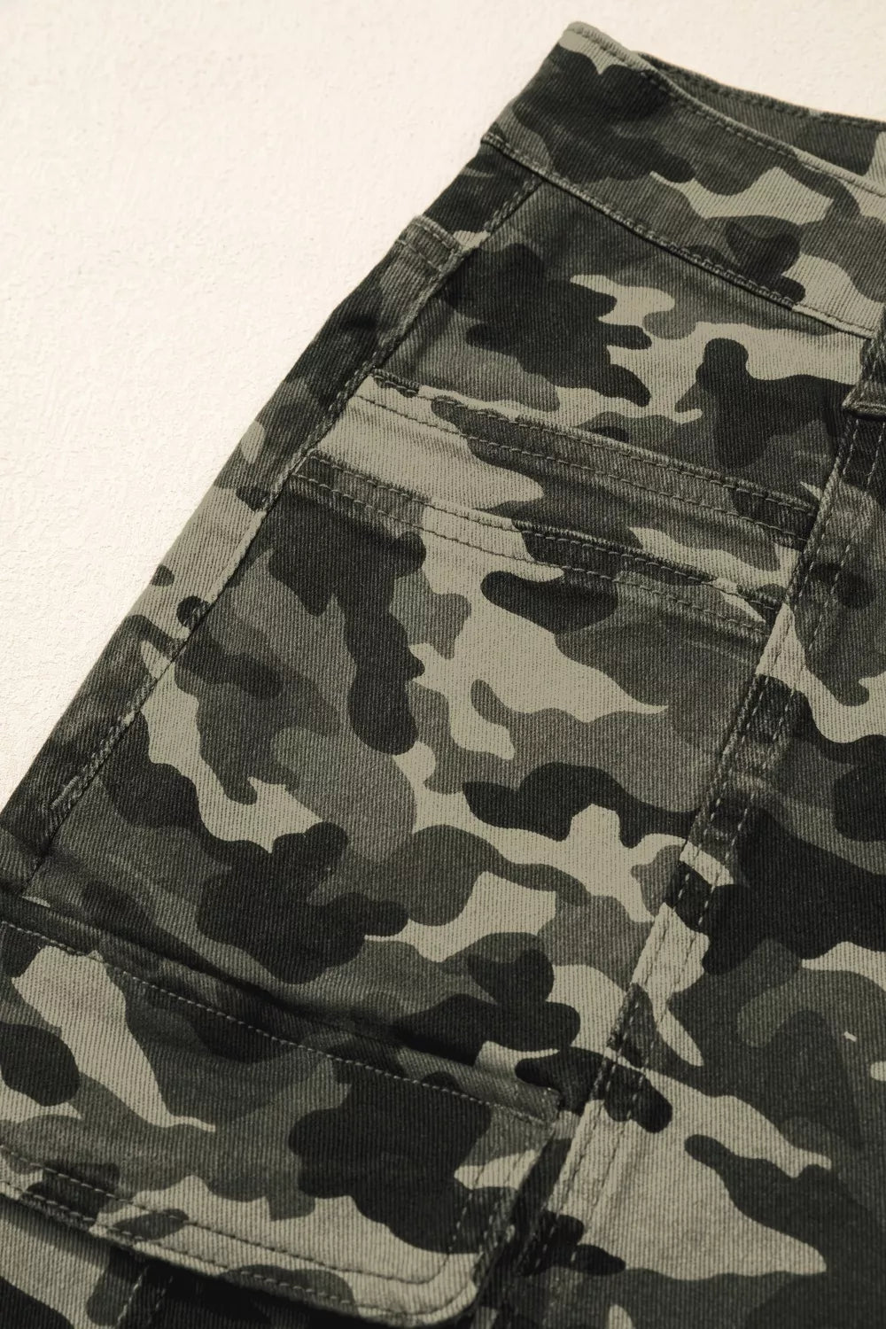 Camouflage Print Multi Pocketed Women's Denim Pants | Tigbuls