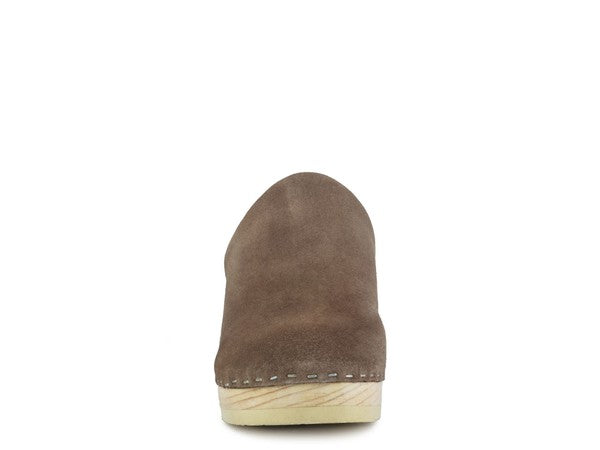 Taupe Wildleder Clog Vorderansicht mit abgerundeter Kappe und Holzsohle