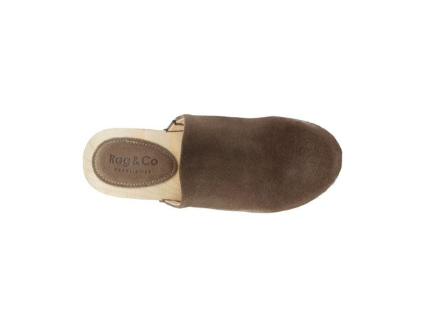Taupe Wildleder Clog Profilansicht mit breitem Einstieg und beiger Holzplattform