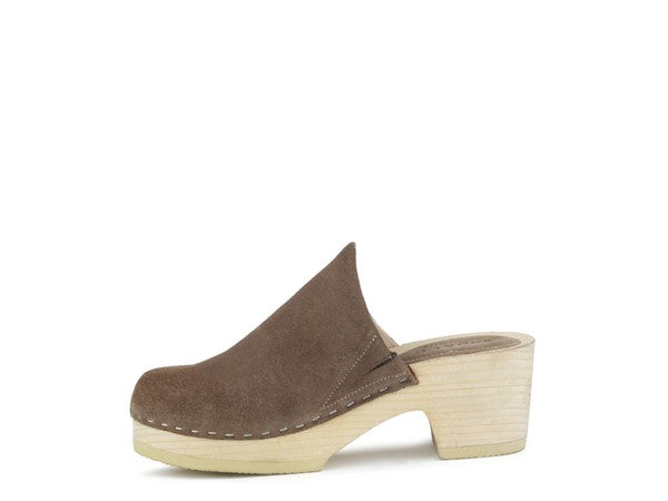 Taupe Wildleder Clog mit Blockabsatz und breitem Einstieg, Vorderansicht