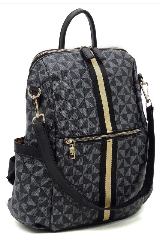 Mochila convertible negra con patrón geométrico, banda vertical clara y correa lateral.