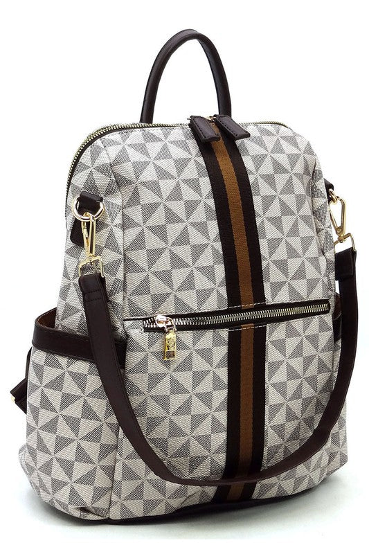 Mochila convertible crema con patrón geométrico, correa ajustable y detalle de cremallera.