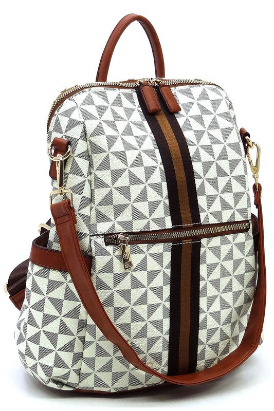 Mochila convertible blanca con patrón geométrico, correa cruzada marrón y cierre frontal.