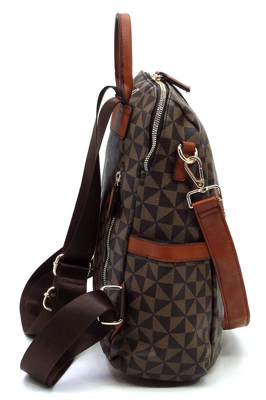 Mochila convertible marrón oscuro con patrón geométrico, cierre superior y correa ajustable.
