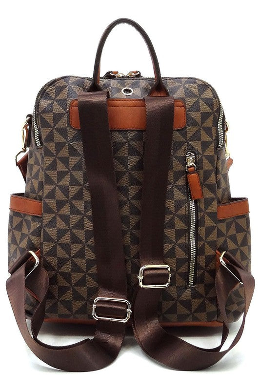 Mochila convertible con patrón geométrico marrón y correa ancha con hebillas metálicas.