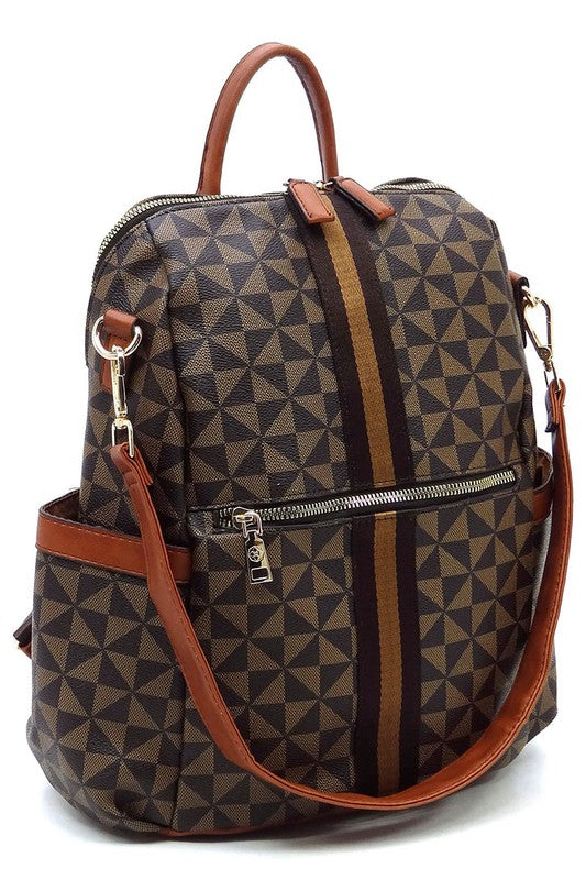 Mochila convertible con patrón geométrico oscuro, tiras verticales y cierre con cremallera.