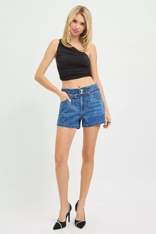 Blaue Denim-Shorts mit Gürtel am Modell, lockerer Schnitt mit kurzer Länge