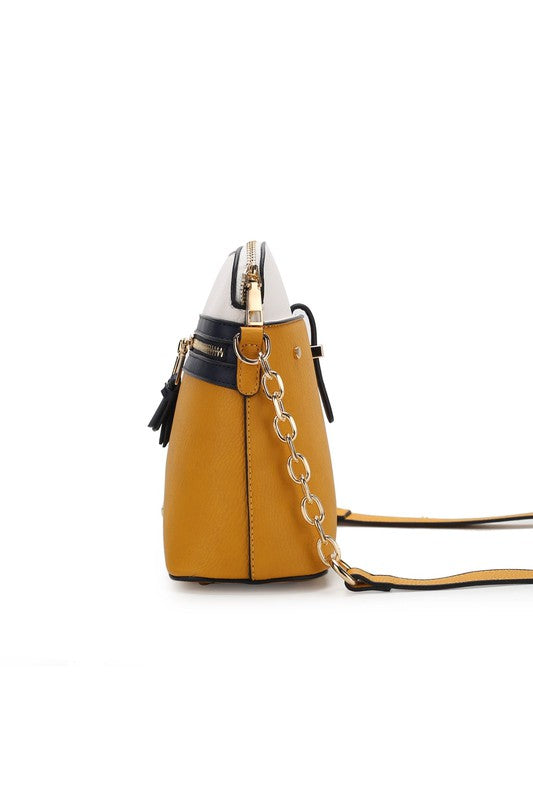 Karelyn Crossbody, senfgelb mit weißem Einsatz, Quastenanhänger, Kettenriemen