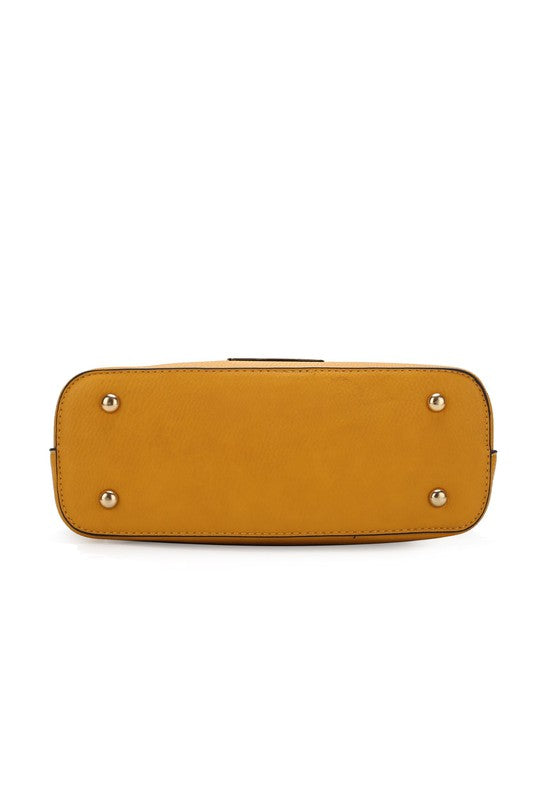 Karelyn Crossbody, senfgelb, silberfarbene Standfüße unten, vordere Metallmarke