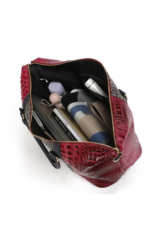 Geöffnete Duffle Bag mit Faux-Krokoprägung, rotes Außenmaterial und Reißverschlussöffnung