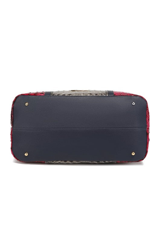 Unterseite der Faux-Krokoprägung Duffle Bag, rote Kanten, Standfüße und Nieten