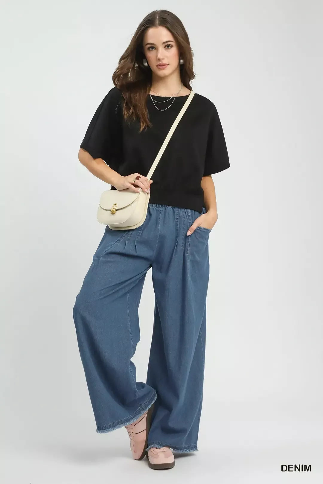 Stone-washed wide-leg denim pants with elastic waistband and roomy fit