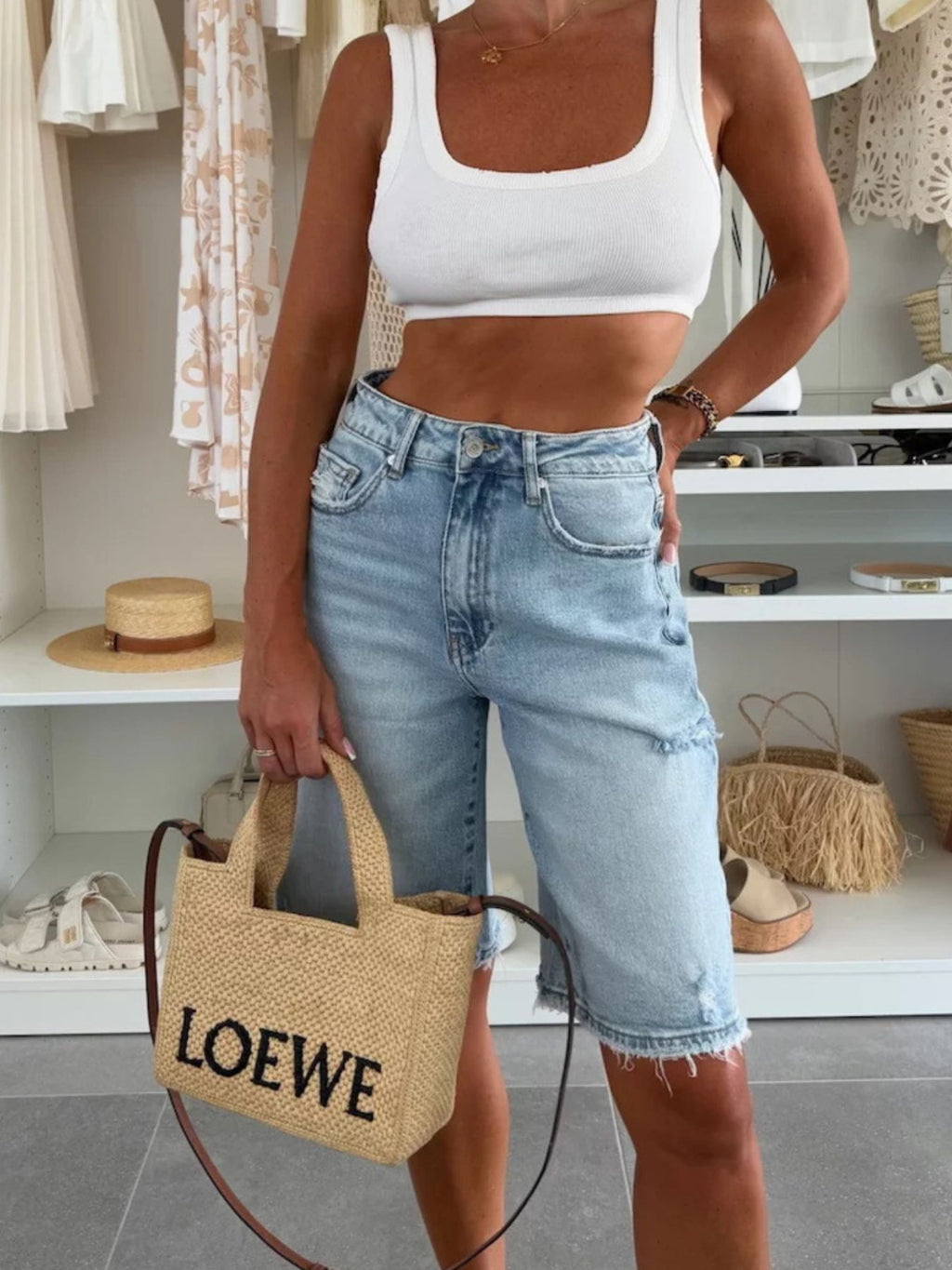 Hellblaue High-Waist Denim-Shorts mit Knopf und Reißverschluss, seitliche Taschen