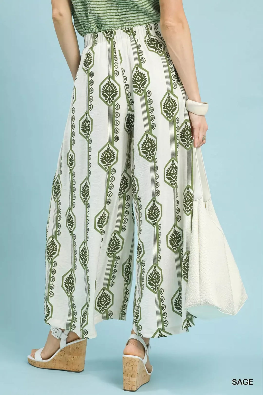 Boho-Print Wide-Leg Pants in Salbei: weite Beine, weißer Stoff mit grünen Mustern