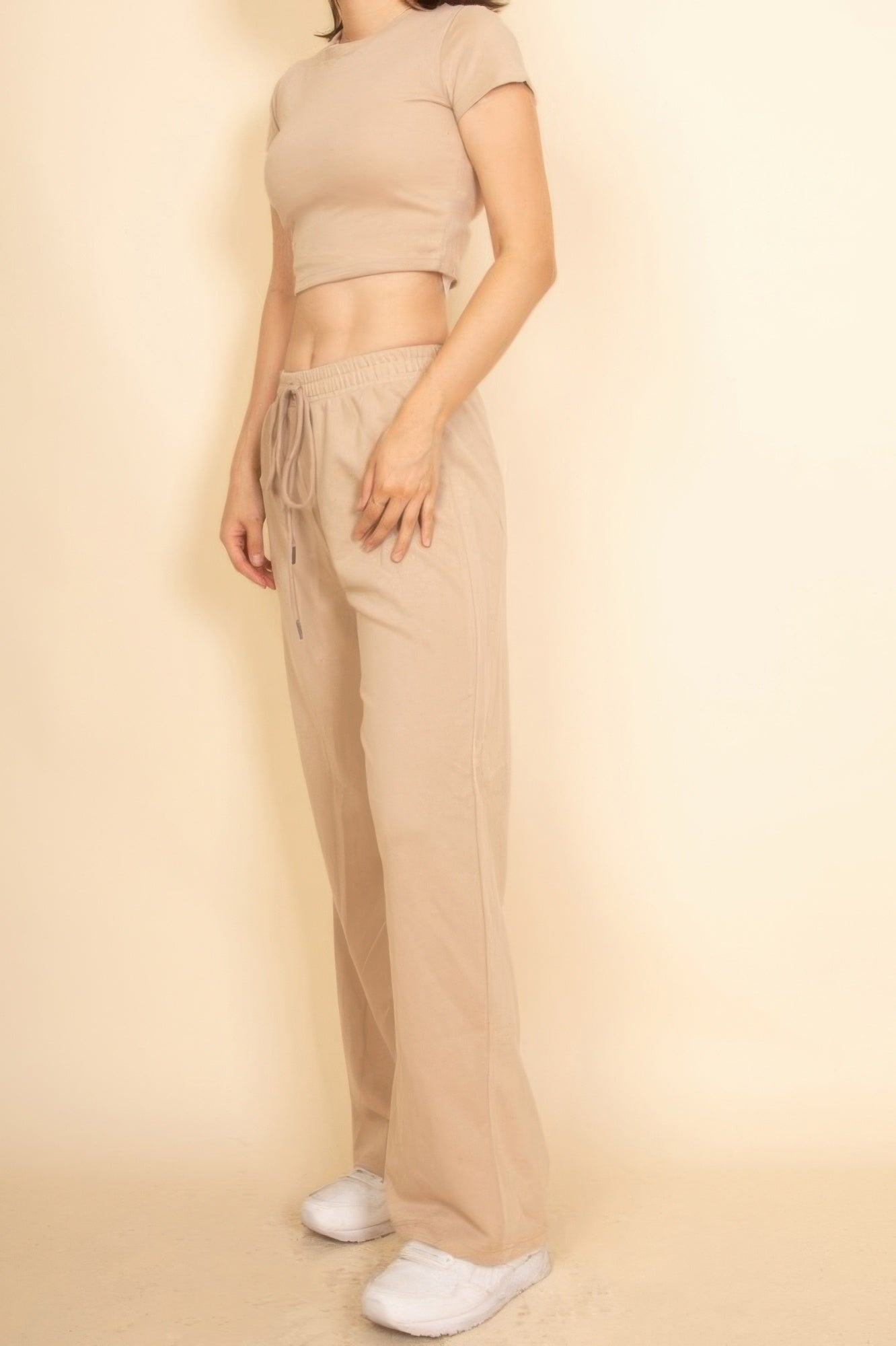 Beige Crop-T-Shirt und weite Loungehose mit Kordelzug am Bund, Seitenansicht