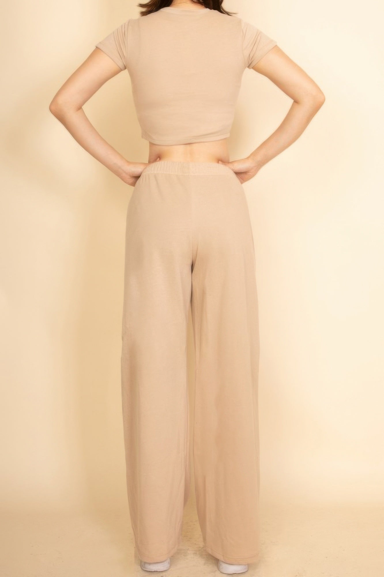 Beiges 2-teiliges Lounge-Set: Crop-T-Shirt hinten, weite Hose mit Kordelzug
