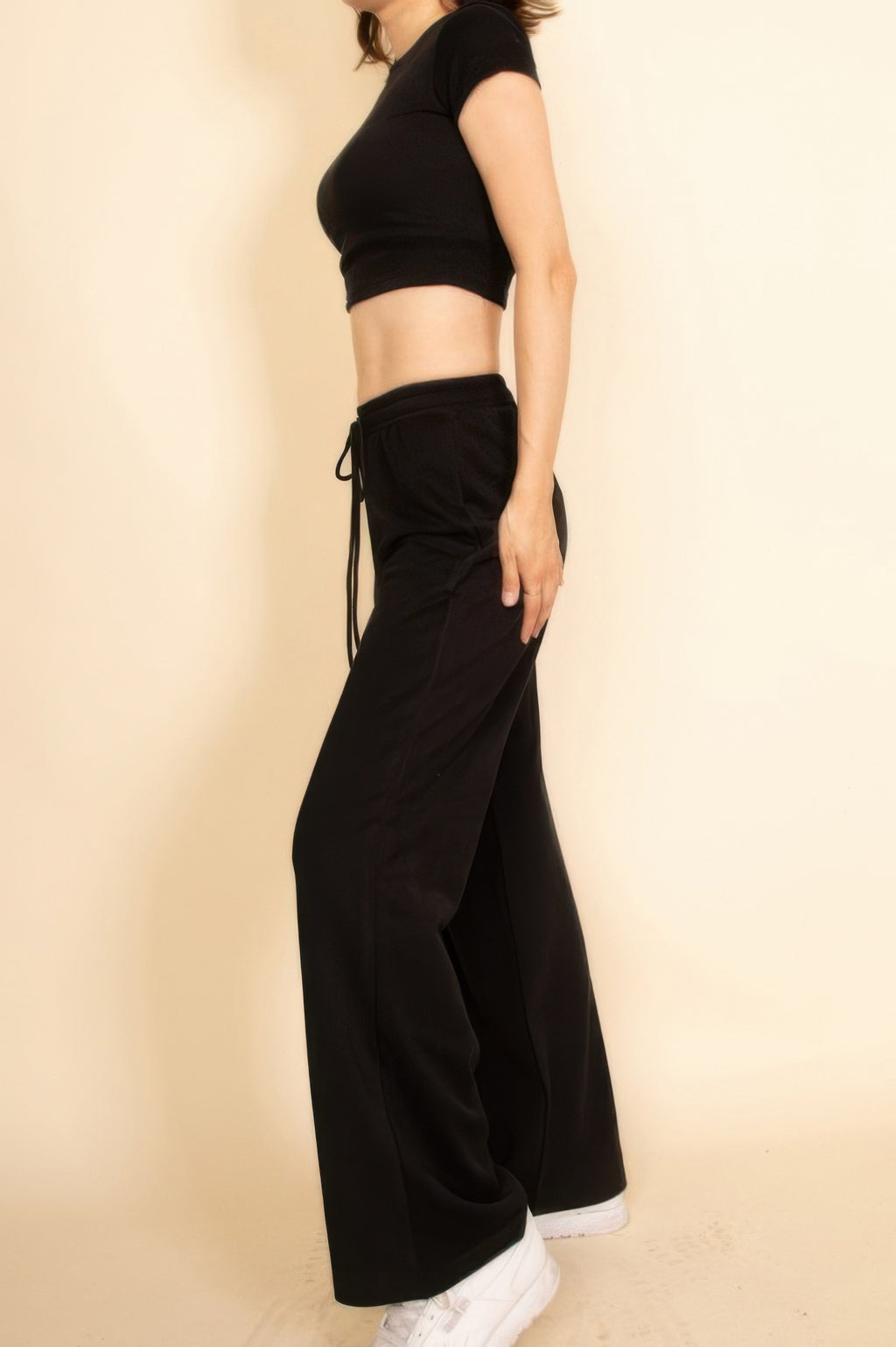 Schwarzes Crop-T-Shirt und weite Loungehose mit Kordelzug, Seitenansicht