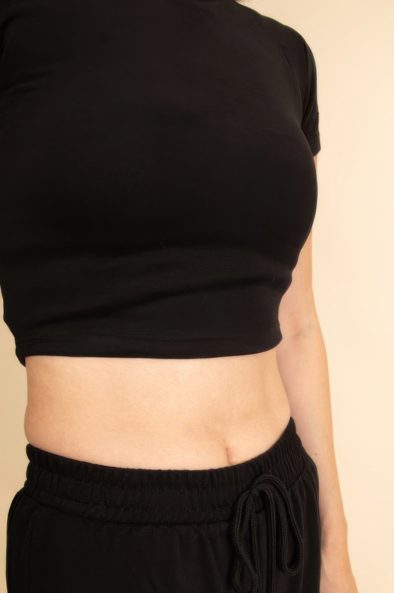 Schwarzes Crop-T-Shirt mit elastischem Bund und Kordelzug an der weiten Loungehose