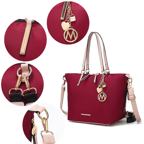 Burgunderrote Layla Tote-Backpack Detail: Kettenanhänger, Reißverschlusszug und Karabiner