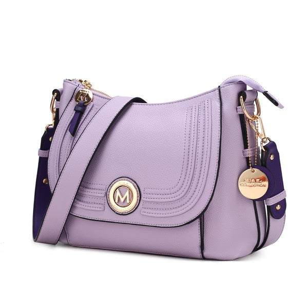 Maggie Crossbody bag lila con solapa frontal y colgante redondo