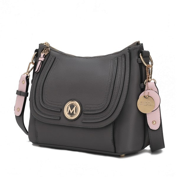 Maggie Crossbody bag gris carbón con solapa y llavero decorativo redondo