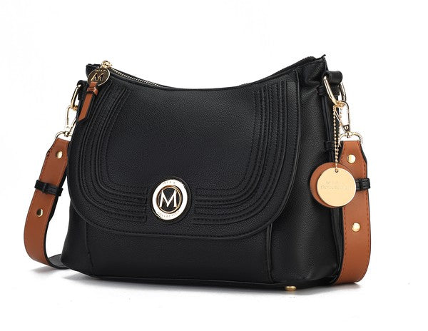 Maggie Crossbody bag negra con solapa curvada y correa cruzada ajustable