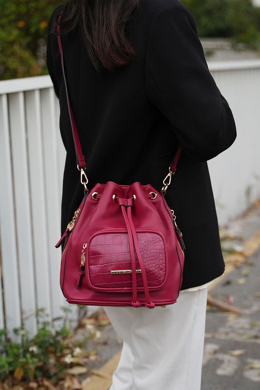MKF Azalea Bucket Bag in Dunkelrosa mit Kettenriemen und Kordelzug, vordertasche mit Croco-Optik