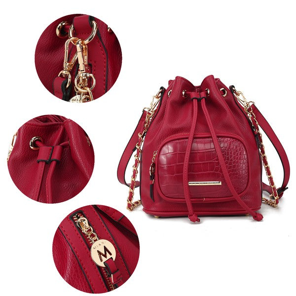 Rote MKF Azalea Bucket Bag mit Kettenriemen; Detail-Ansicht von Beschlägen und Kordelzug vorne