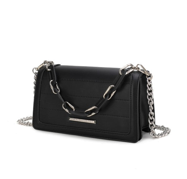 Dora crossbody bag negra lisa con solapa frontal, herrajes plateados y cadena cruzada