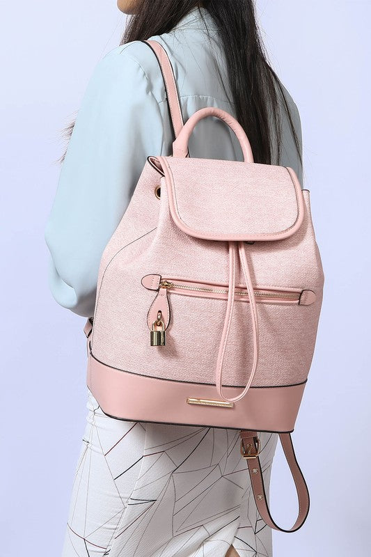 Porsha Rucksack, rosa Stoffoptik, Frontklappe und Reißverschlussfach mit Zugkordel