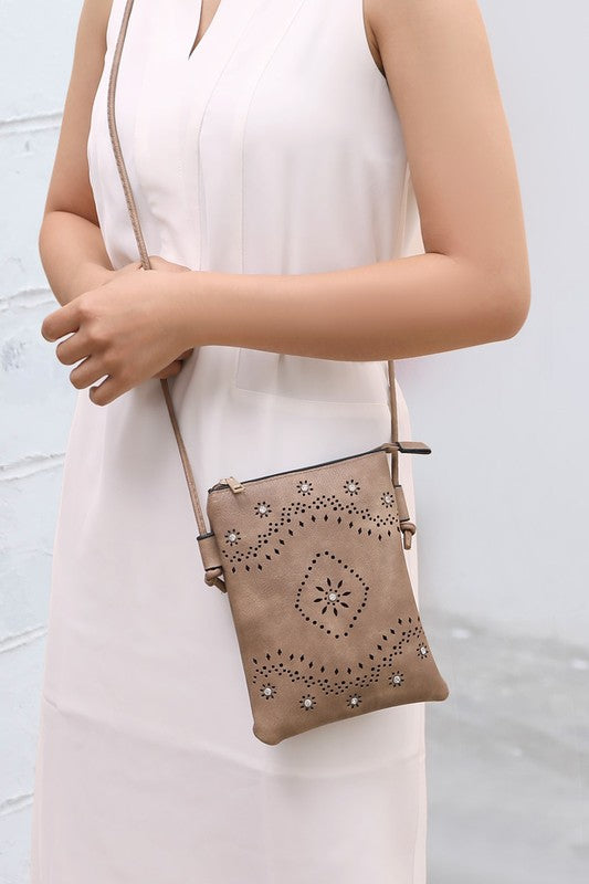 Arlett Crossbody Bag in Grau, perforiertes Blütenmuster, Nieten-Details