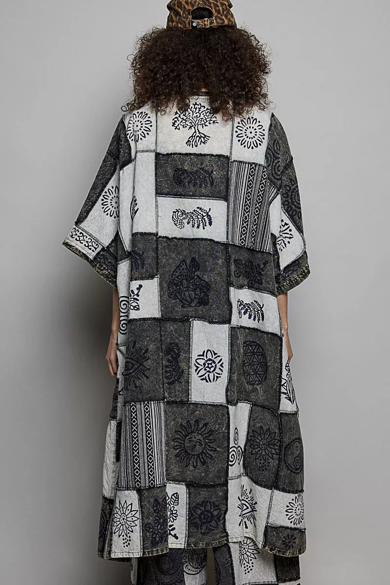 Rückansicht: Longline-Cardigan mit Patchwork-Quadraten in Schwarz und Weiß