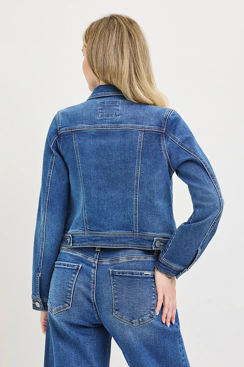 Rückenansicht Denimjacke mit durchgehendem Saum und Rückennähten