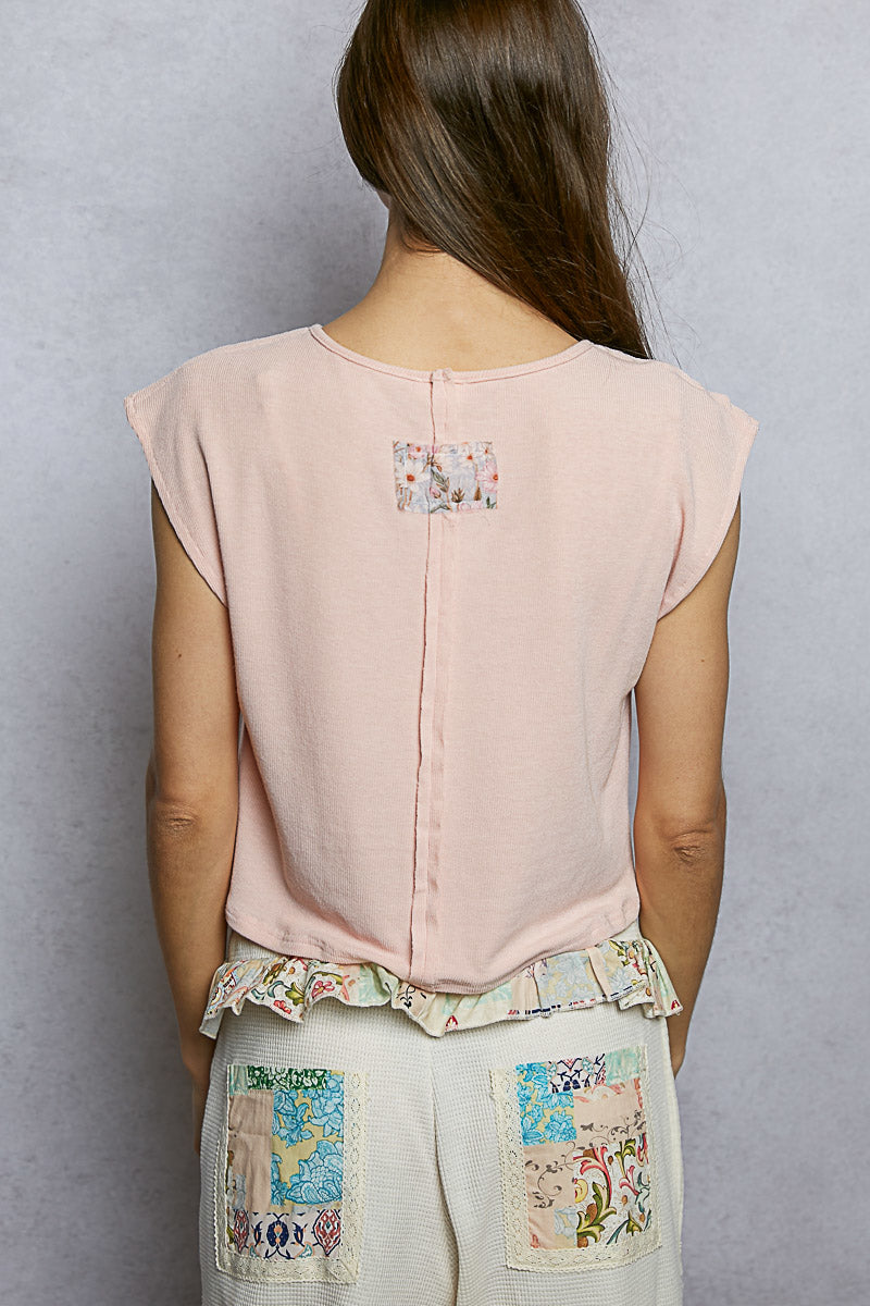 Rückansicht: Cropped T-Shirt Soft Pink mit Blumen-Detail am Nacken und Mittelnaht