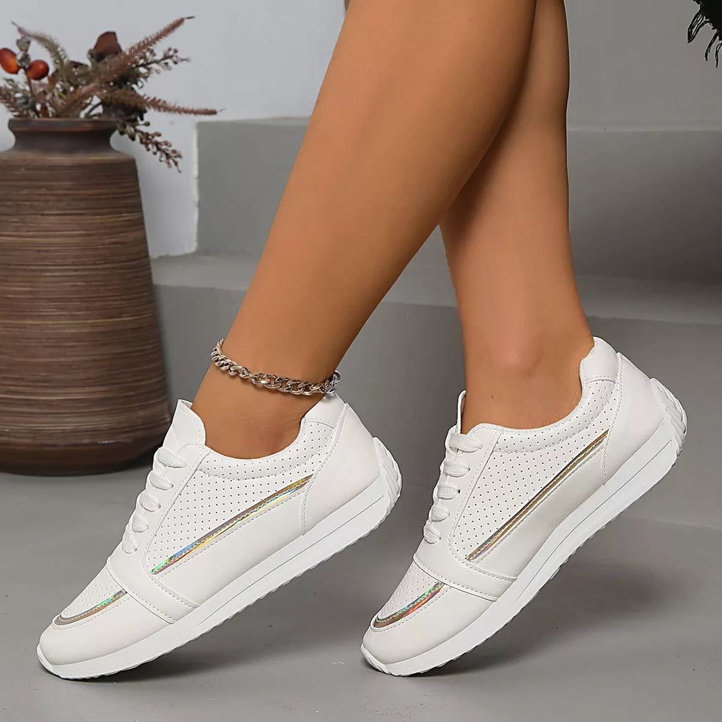 Weiße Schnürsneaker, seitliche Ansicht mit grün-blauen Linien und Sohlenprofil