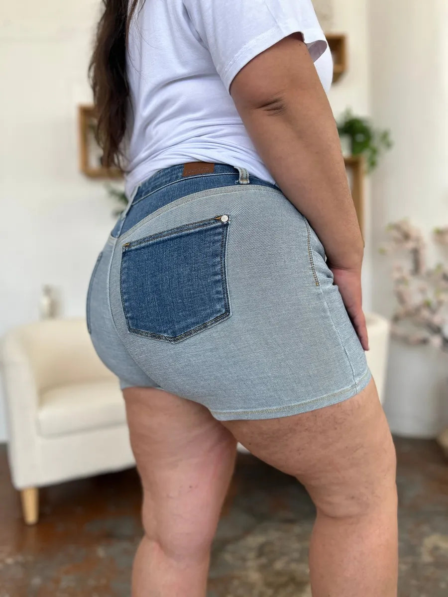 Rückansicht Denim-Shorts Farbblock mit Gesäßtasche, abgesetztem Bund