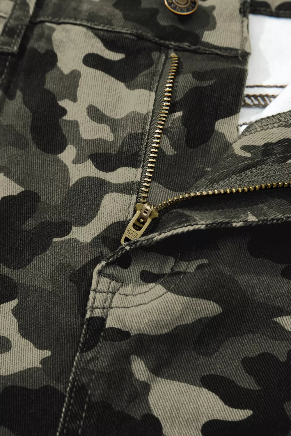 Camouflage Print Multi Pocketed Women's Denim Pants | Tigbuls