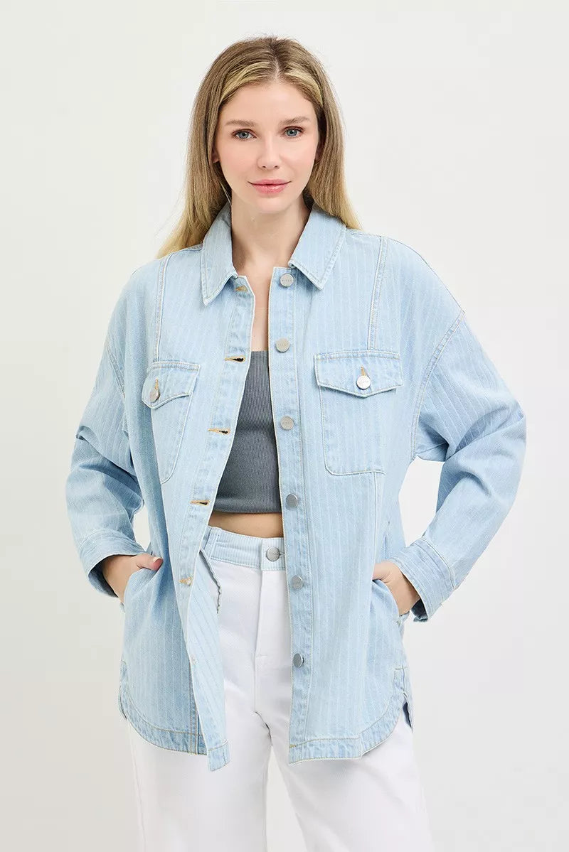Oversized denim shaket in light wash, button-front with flap pockets