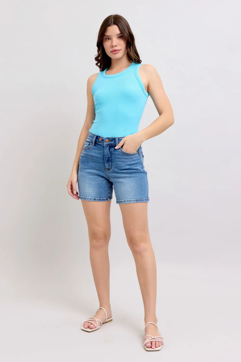 Medium-wash denim shorts with 2 buttons, front closure and pockets